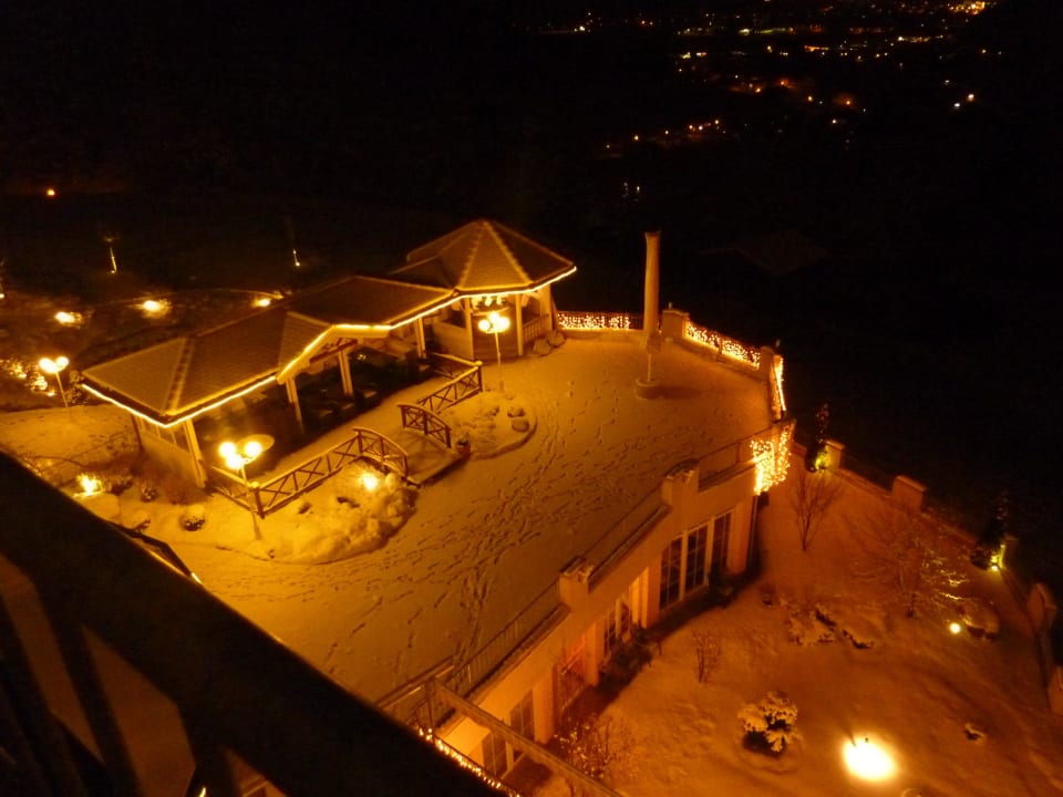 Blick auf die Terrasse bei Nacht Hotel Panorama Royal