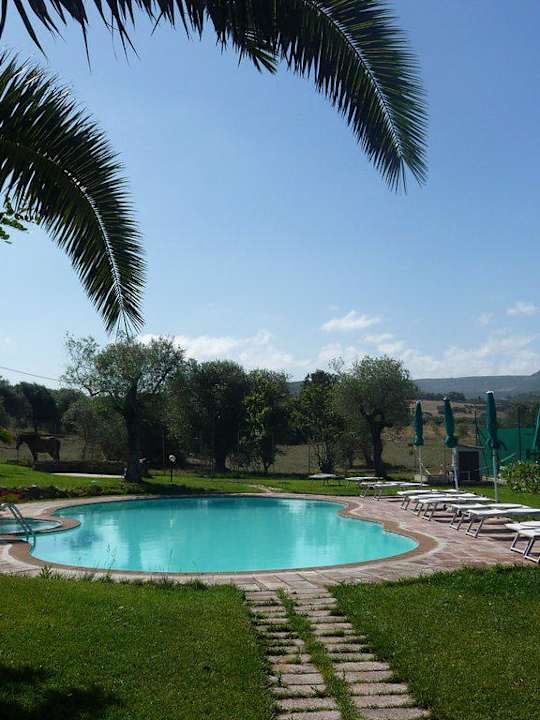 Im Hintergrund die benachbarte Pferdekoppel Alghero Resort Country Hotel