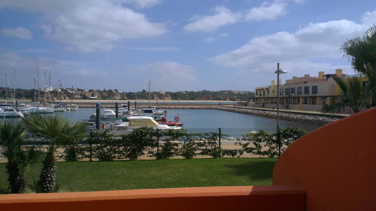 Blick von der Terrasse nach rechts NH Marina Portimão Resort