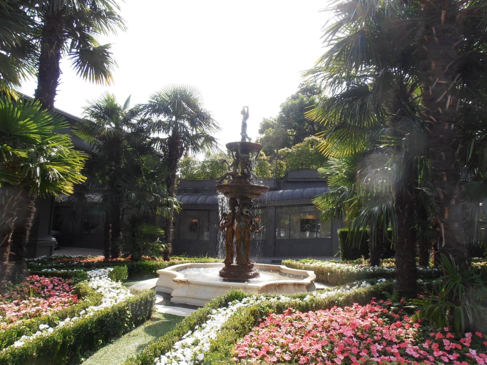Gepflegte Aussenanlage mit Springbrunnen Hotel Splendid