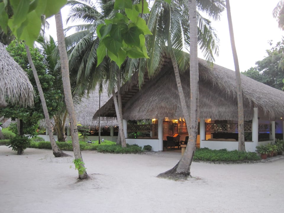 Vor der der Lobby Fihalhohi Maldives