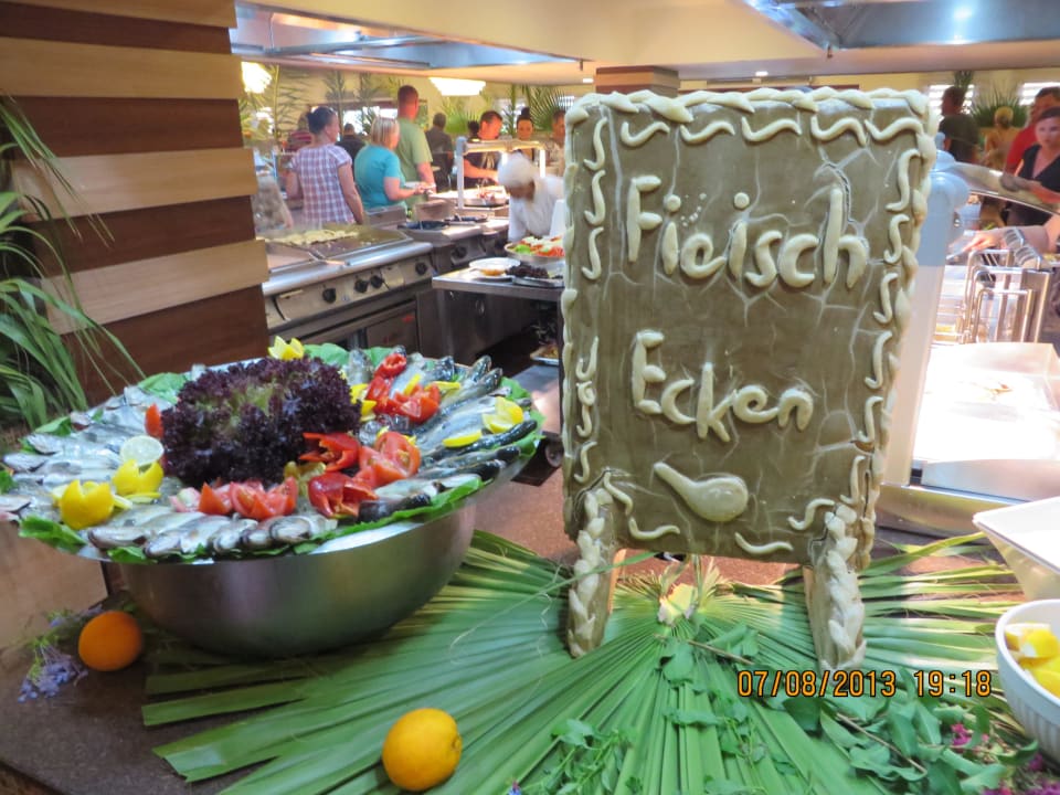 Sehr abwechslungsreiches Essen Club Grand Side
