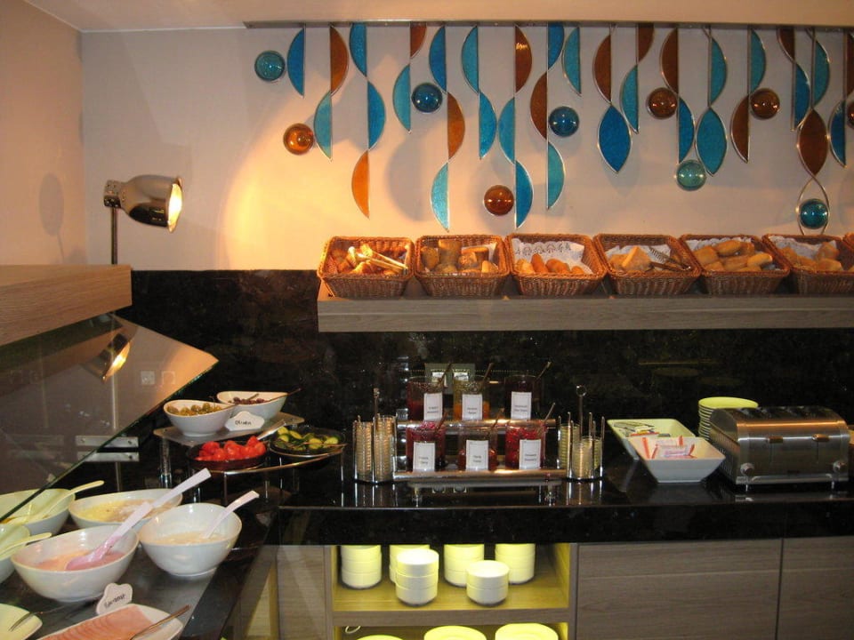 Marmeladenauswahl, Brötchen, Joghurt etc. TITANIC Comfort Berlin Mitte