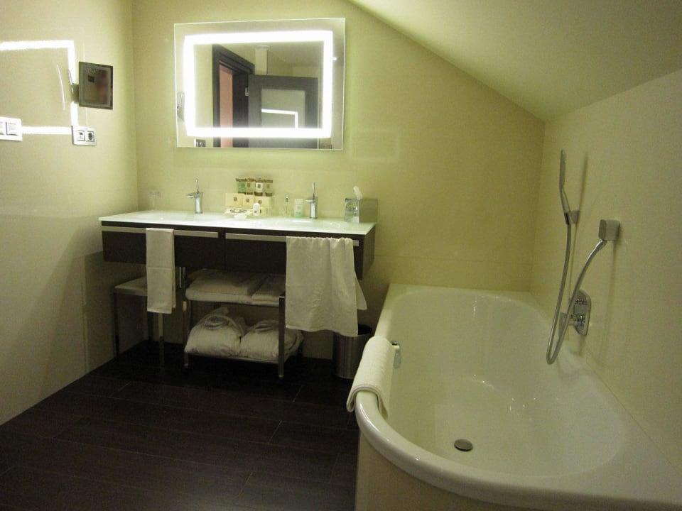 Upper bathroom of Grand duplex suite A21 Vincci Selección Aleysa