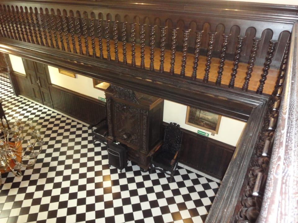 Treppengeländer im oberen Stockwerk Pałac Kłanino