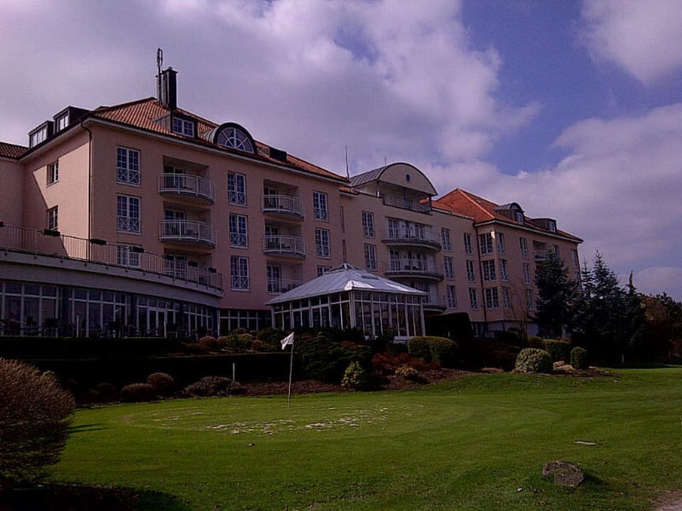 Blick vom See aus Golf & Sporthotel Wiesensee