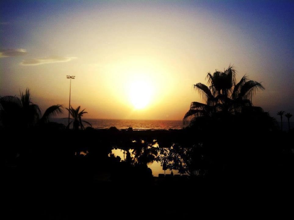 Sonnenuntergang am Pool Hotel Riu Tikida Dunas