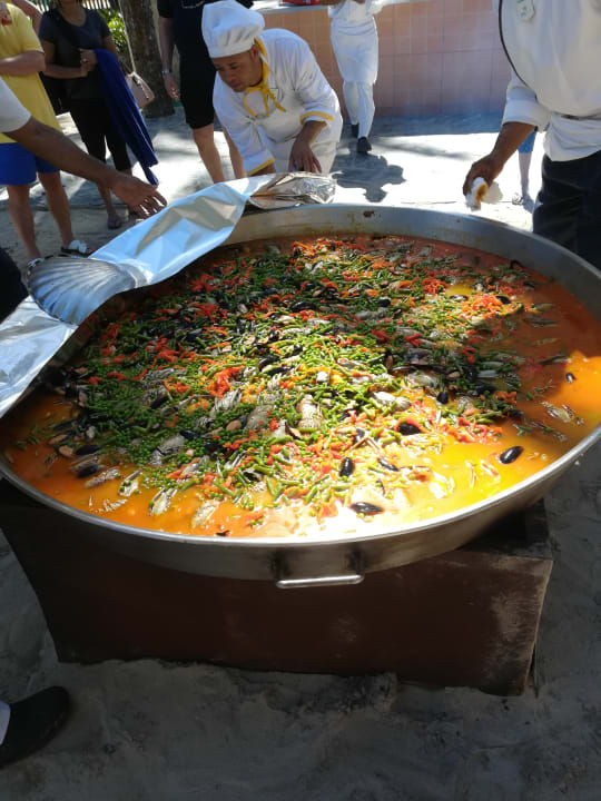 Paella am Strand Iberostar Waves Costa Dorada