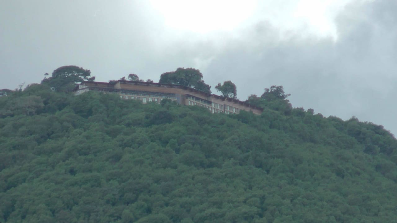 Hotel aus dem Krater gesehen Ngorongoro Lodge member of Meliá Collection