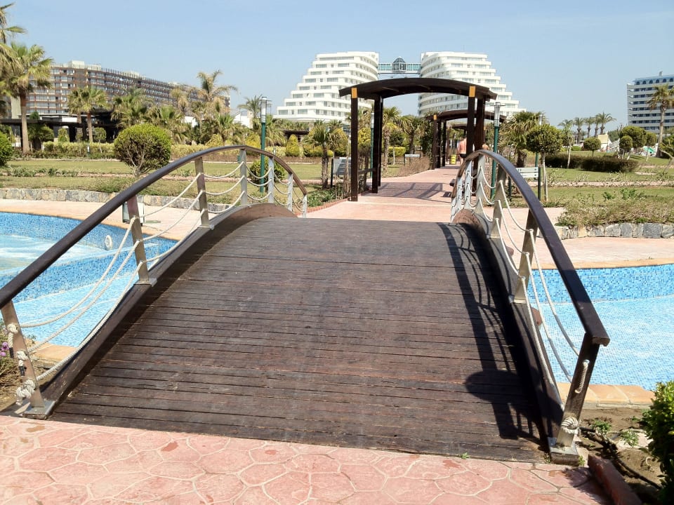 Garten und Hotel vom Strand Hotel Miracle Resort