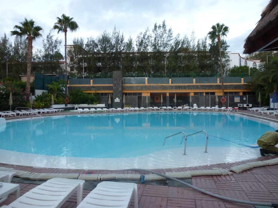 Hauptpool am Morgen allsun Hotel Lucana