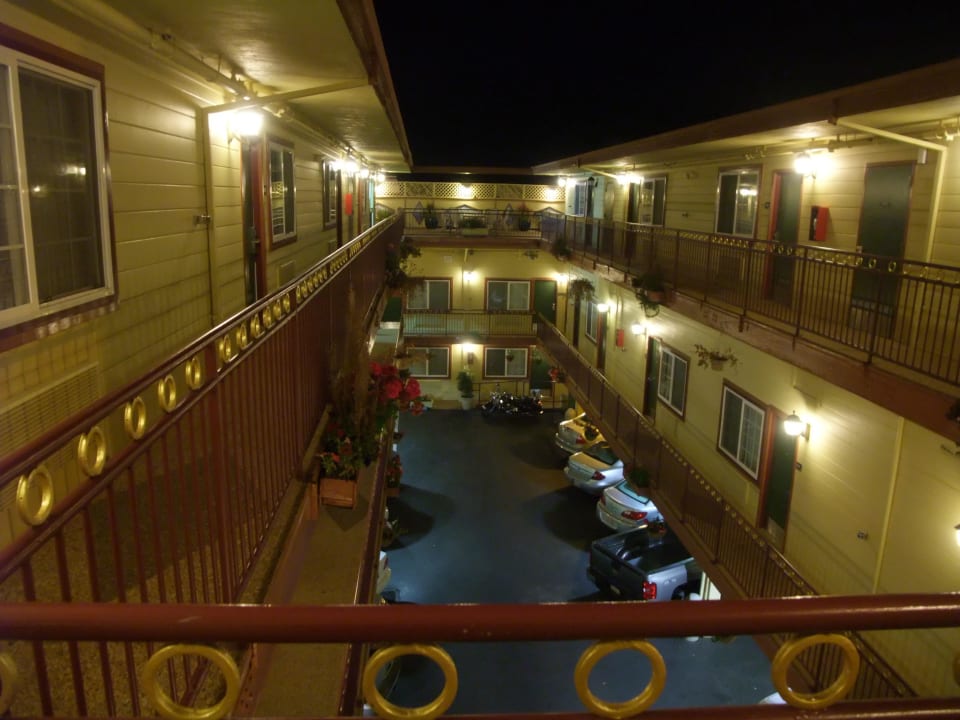 Gebäudekomplex und Innenhof mit Parkplätzen Super 8 San Francisco/Near the Marina