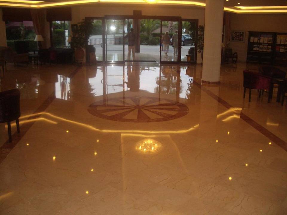 Eingang Hotel Royal Garden Beach