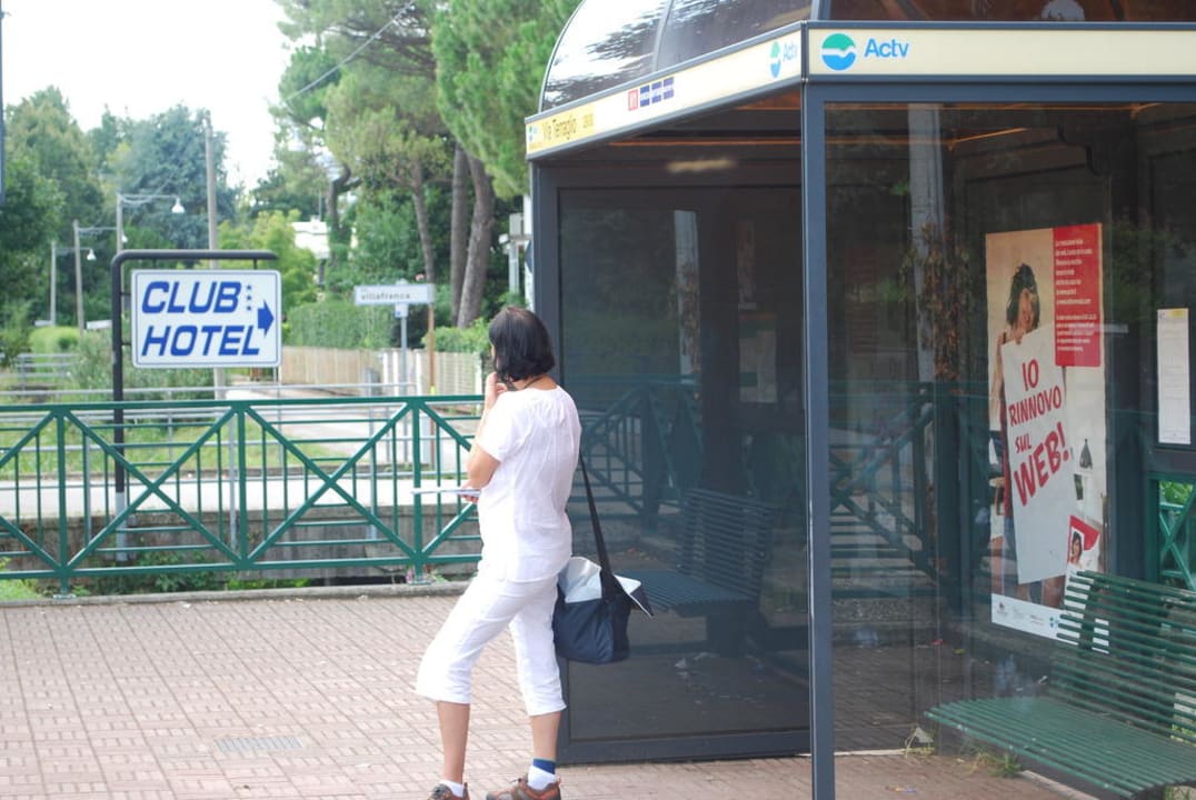 Bushaltestelle vor der Tür Club Hotel