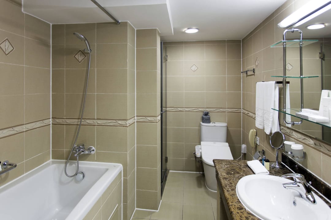 En-suite bathroom Kempinski Hotel Khan Palace