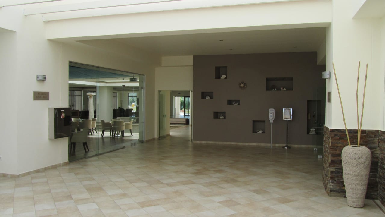 Weg in alle Richtungen rechts zum Restaurantn Alea Hotel & Suites