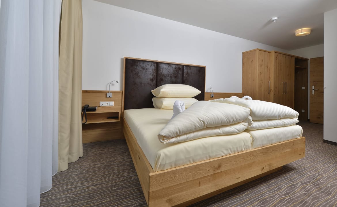 Bett im Doppelzimmer Almhotel Kärnten