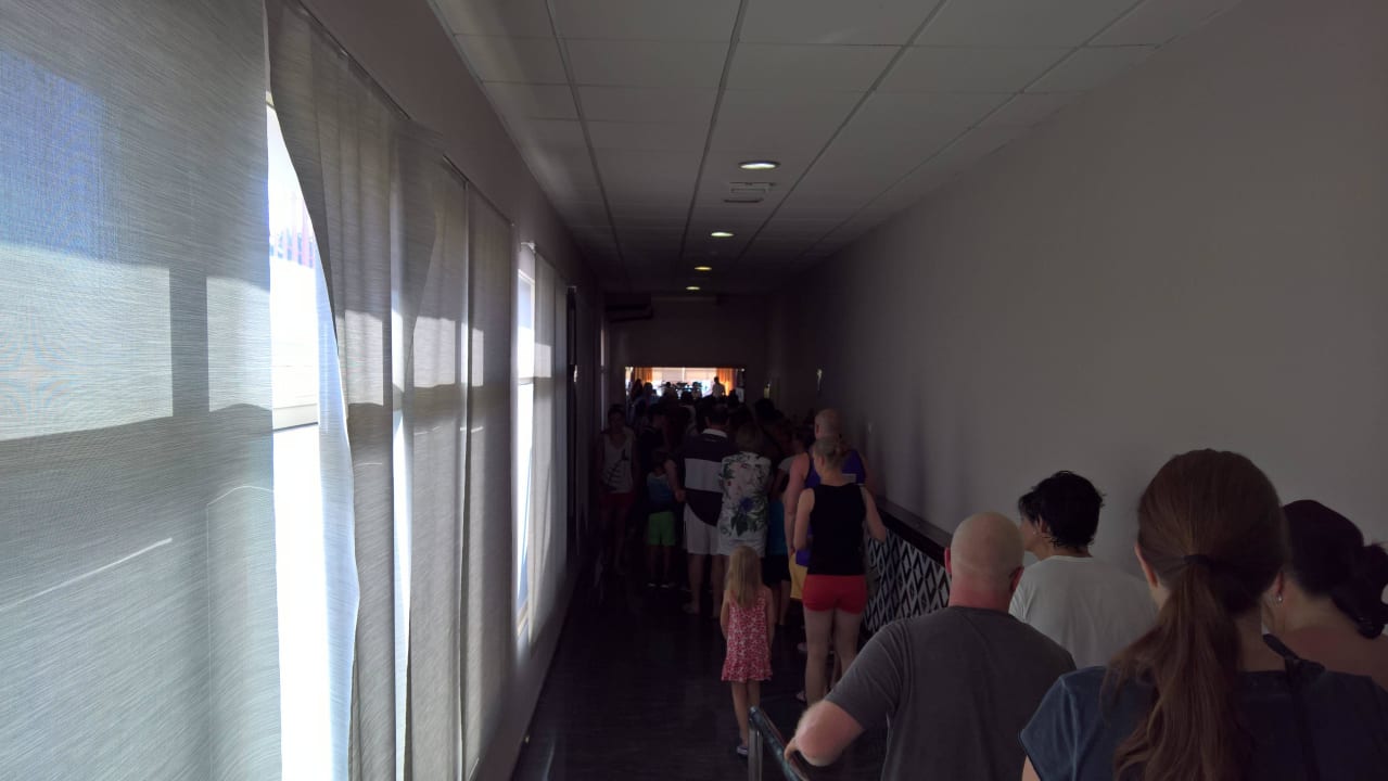 Warten vor dem Essenssaal Hotel Best Siroco