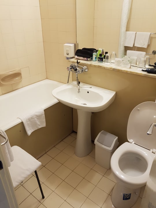 Das Bad ist schon renovierungsbedürftig... Danubius Hotel Annabella