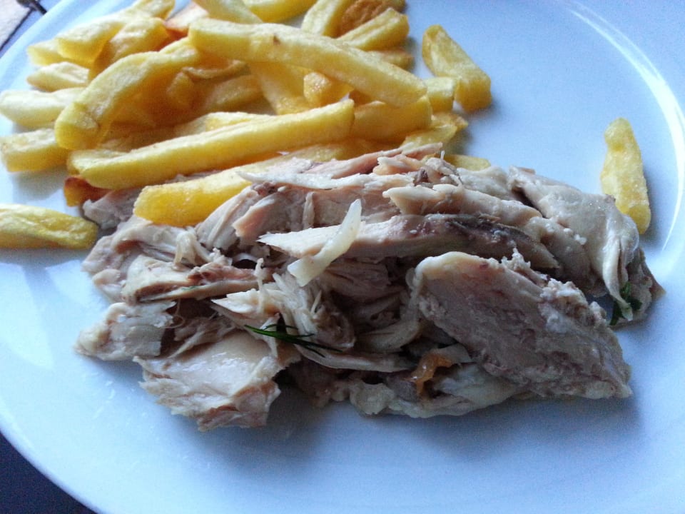 Mit Händen vom Koch zermatschtes Grillhuhn 1* Crystal Flora Beach Resort