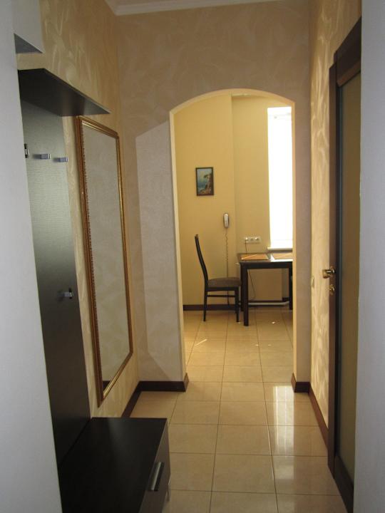 Blick von der Eingangstür in den Flur und in die Küche hinei Apartment Best Kiev on Golden Gates