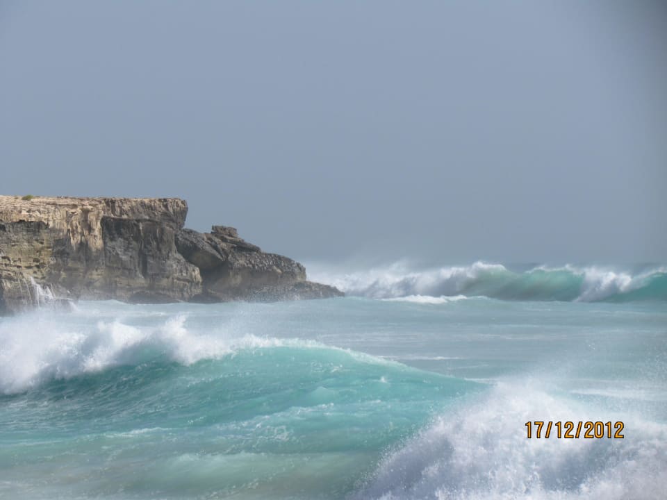 Wellen bei roter Flagge Hotel Riu Touareg