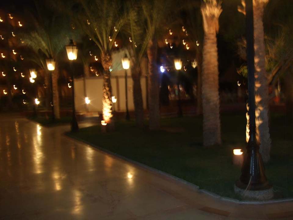 Gartenanlage am Abend Siva Grand Beach