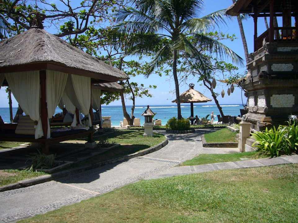 Blick vom Pavillion auf den Strand und das Meer The Laguna A Luxury Collection Resort & Spa