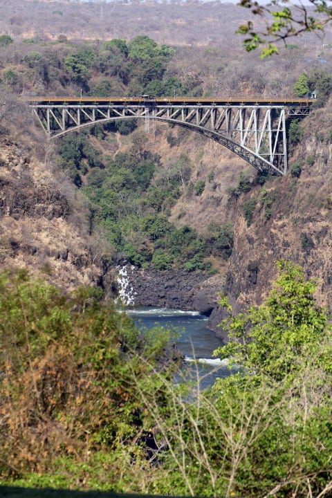 Blick auf die Brücke The Victoria Falls Hotel