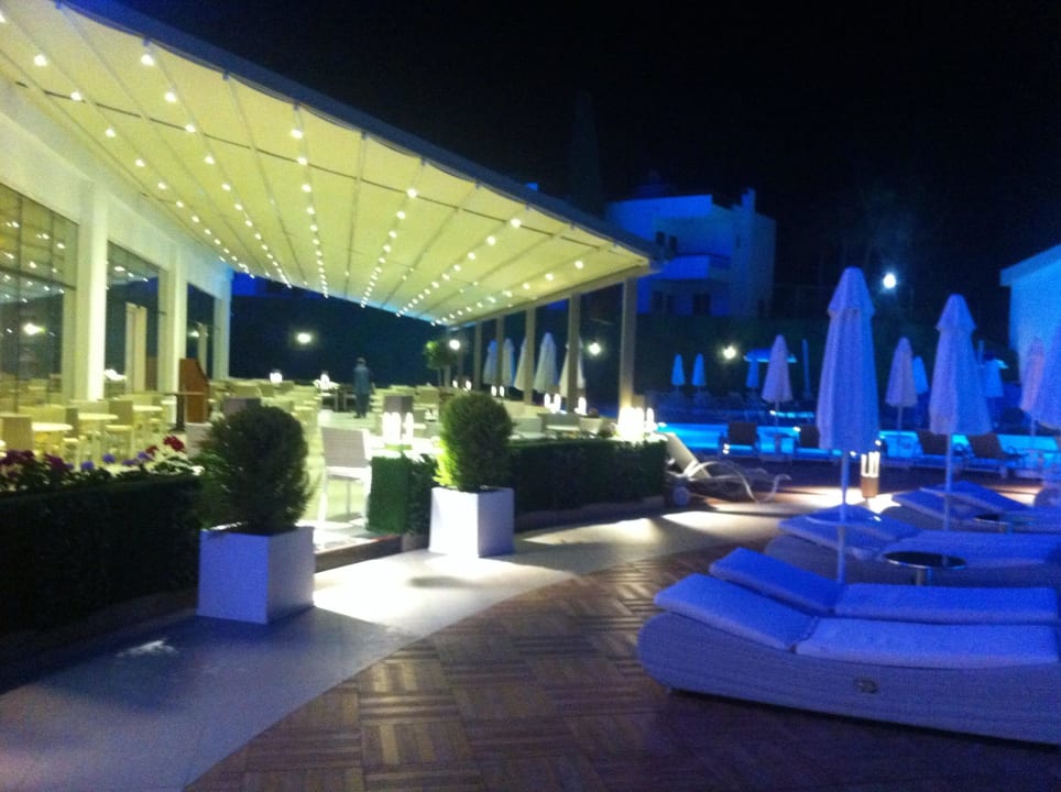 Ein hoch auf die Kellner! Azura Deluxe Resort & Spa Hotel