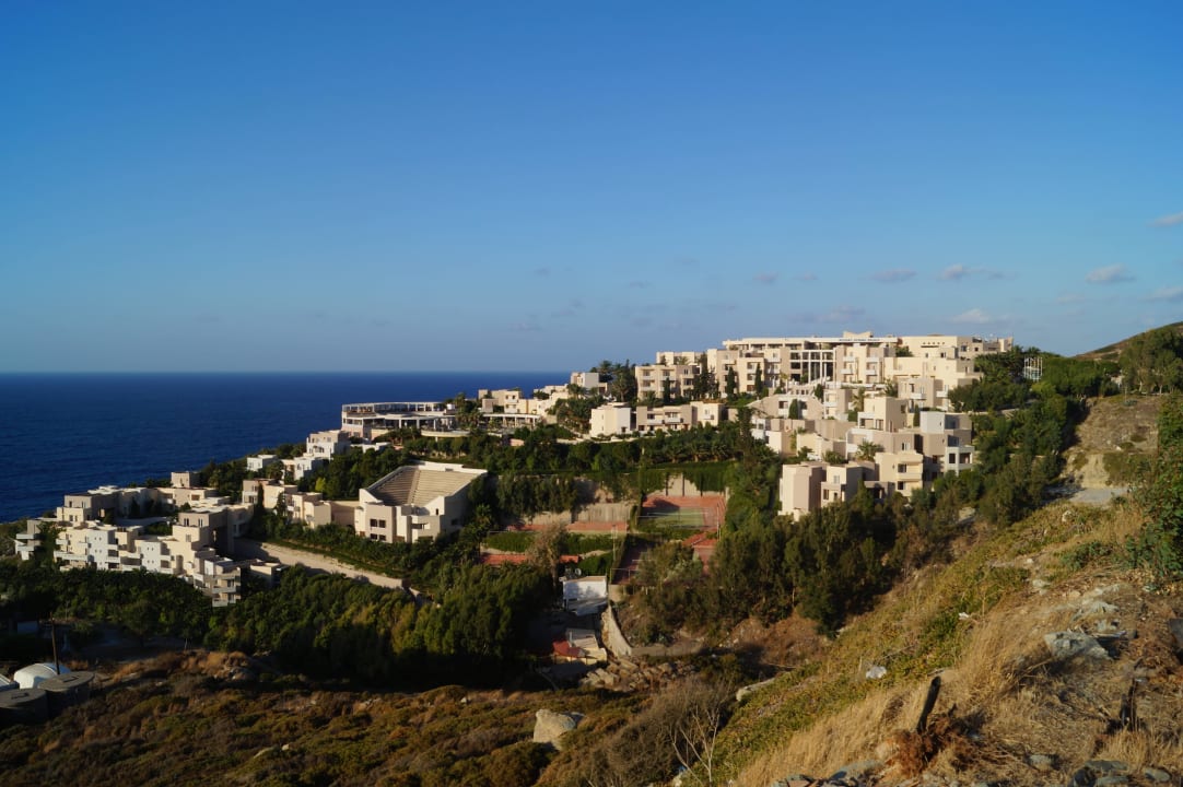 Blick auf die Hotelanlage Athina Palace Resort & Spa