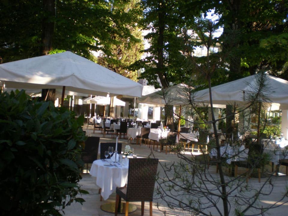 Terrasse beim Abendessen Falkensteiner Hotel Adriana
