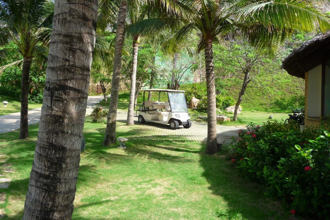 Kleine Elektromobile fahren zwischen den Bungalows Hon Tam Resort - Eco Green Island