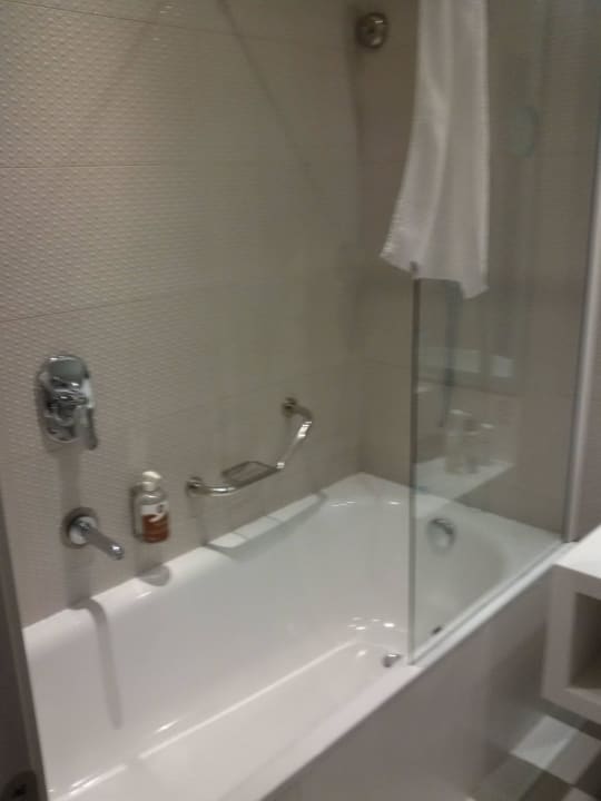 Badezimmer Wanne mit Dusche db San Antonio Hotel + Spa