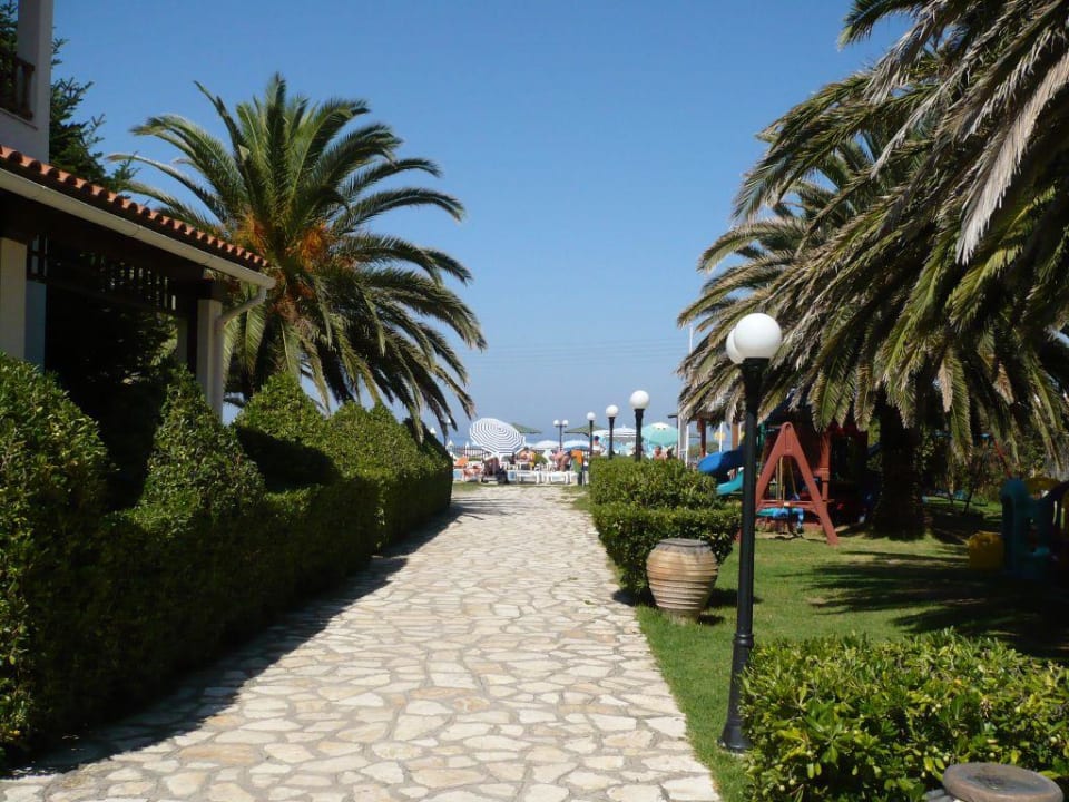 Seitenweg zum Pool Acharavi Beach Hotel