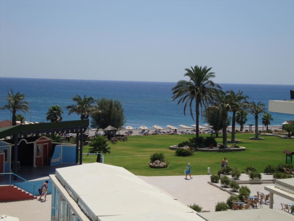 Bühne für Abendprogramm und Strand Rodos Palladium Leisure & Wellness