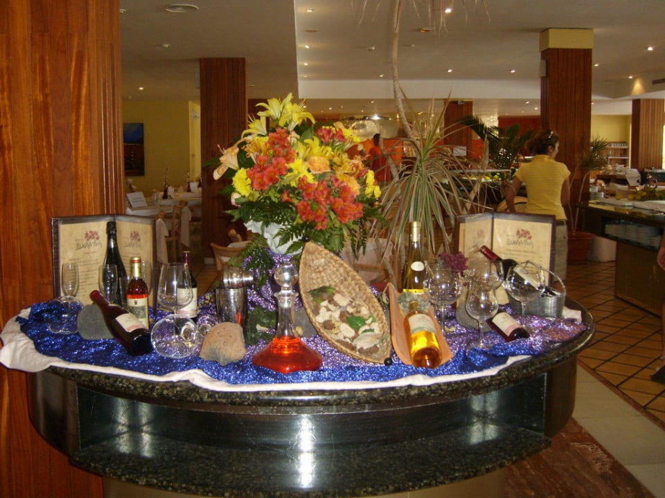 Am Eingang zum Restaurant R2 BUGANVILLA Hotel & Spa