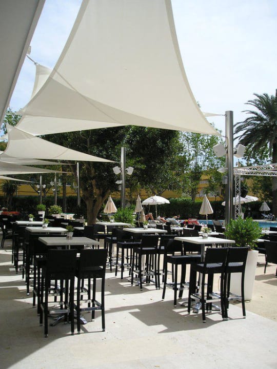 Sitzmöglichkeiten der Poolbar JS Hotel Sol de Alcudia