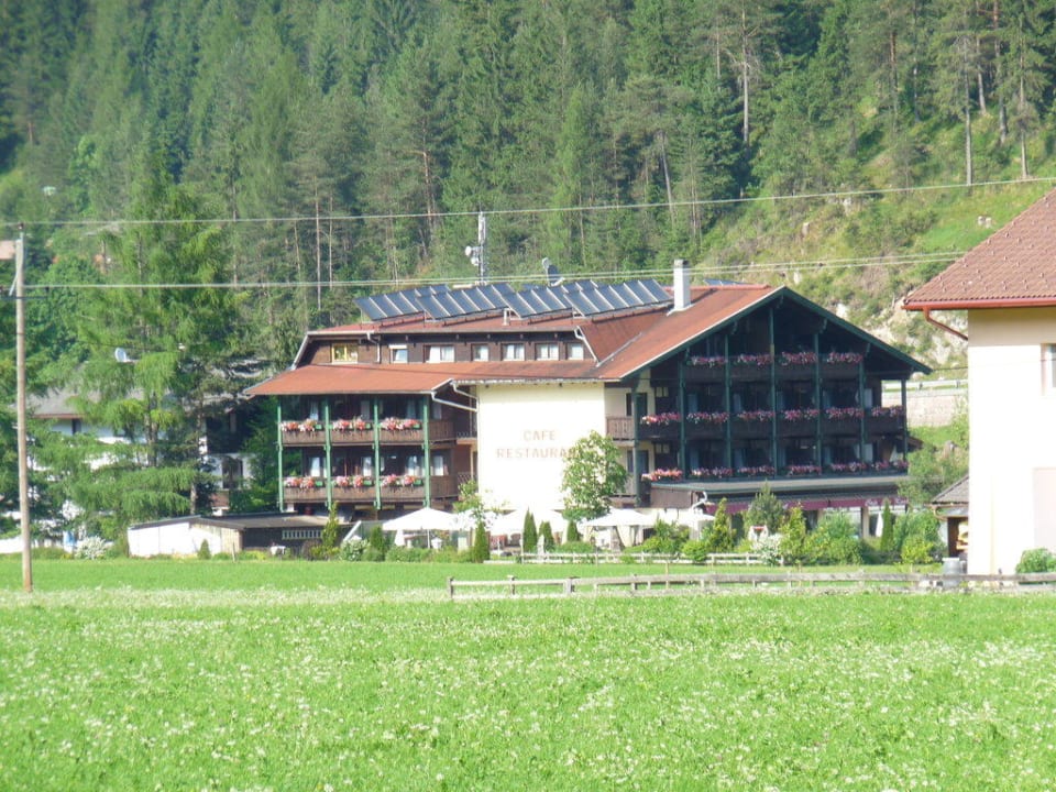 Rückseite- Westansicht Genießerhotel Alpin