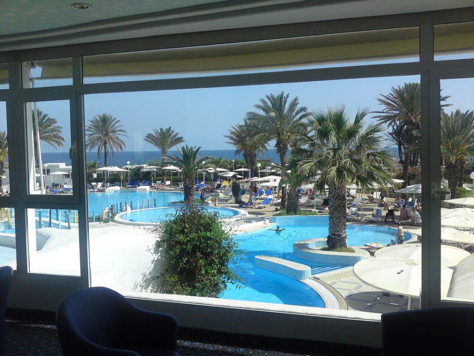Blick aus der Lounge auf den Pool Hotel El Mouradi Skanes Beach