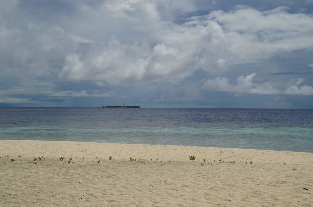 Strand vor dem Bungalow ROBINSON MALDIVES