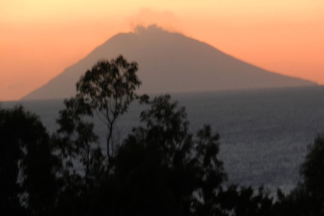 Stromboli im Abendlicht L' Arcobaleno Resort