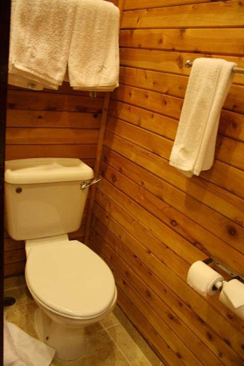 Teil des Badezimmers (Zimmer 34) Hotel Serena Mountain Lodge