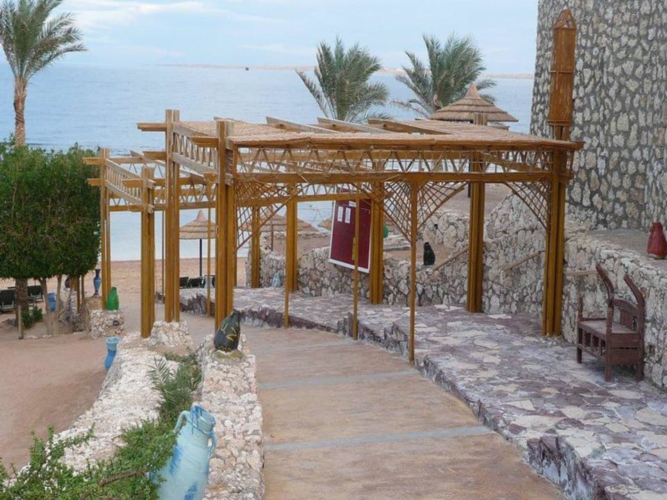 Jedno z zejść na plażę Hotel Hauza Beach Resort