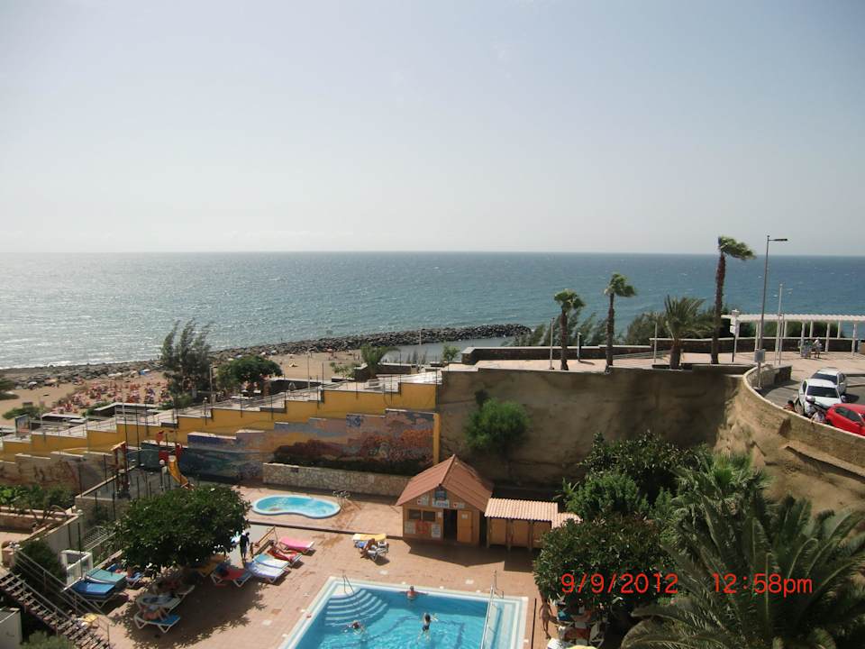 Blick auf Strandpromenade und Pool mit Fitnessraum Hotel Europalace