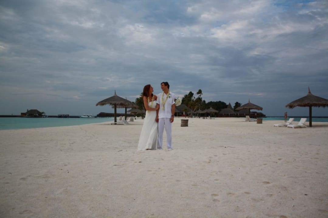 Hochzeitsbild am Strand Veligandu Maldives Resort Island