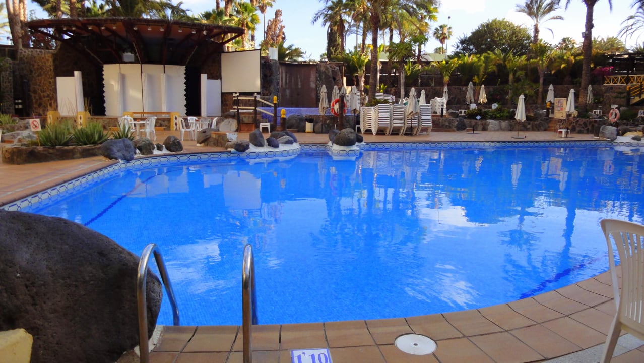 Animationspool mit Bühne und Musik Abora Buenaventura by Lopesan Hotels