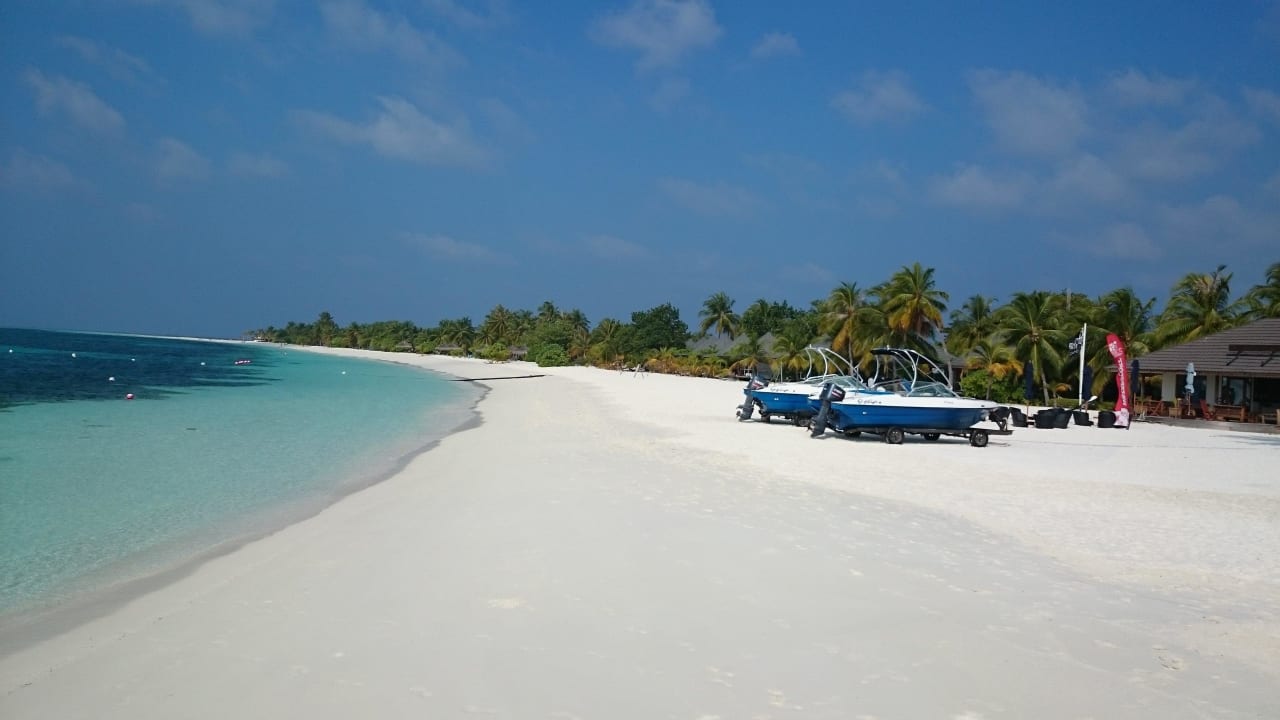 Hauptstrand mit Wassersport Kuredu Island Resort & Spa