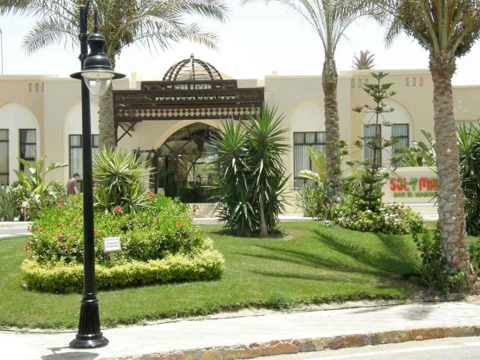 Eingang des Hotels Jaz Dar EL Madina
