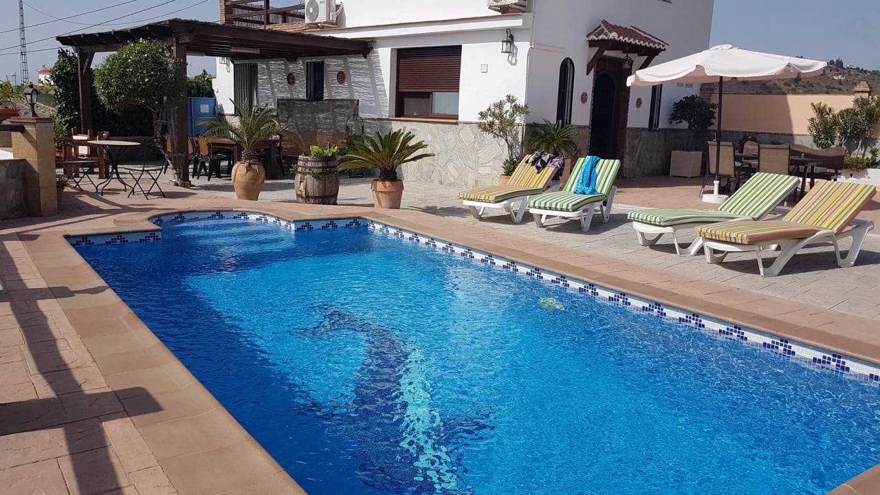 Pool Villa Mari Mercedes